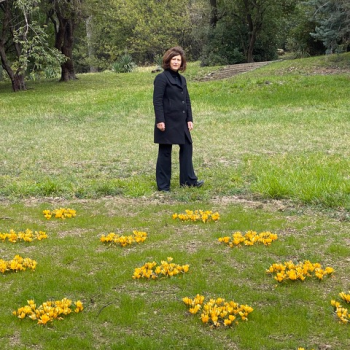Maria Grazia Plos vicino ai crochi fioriti